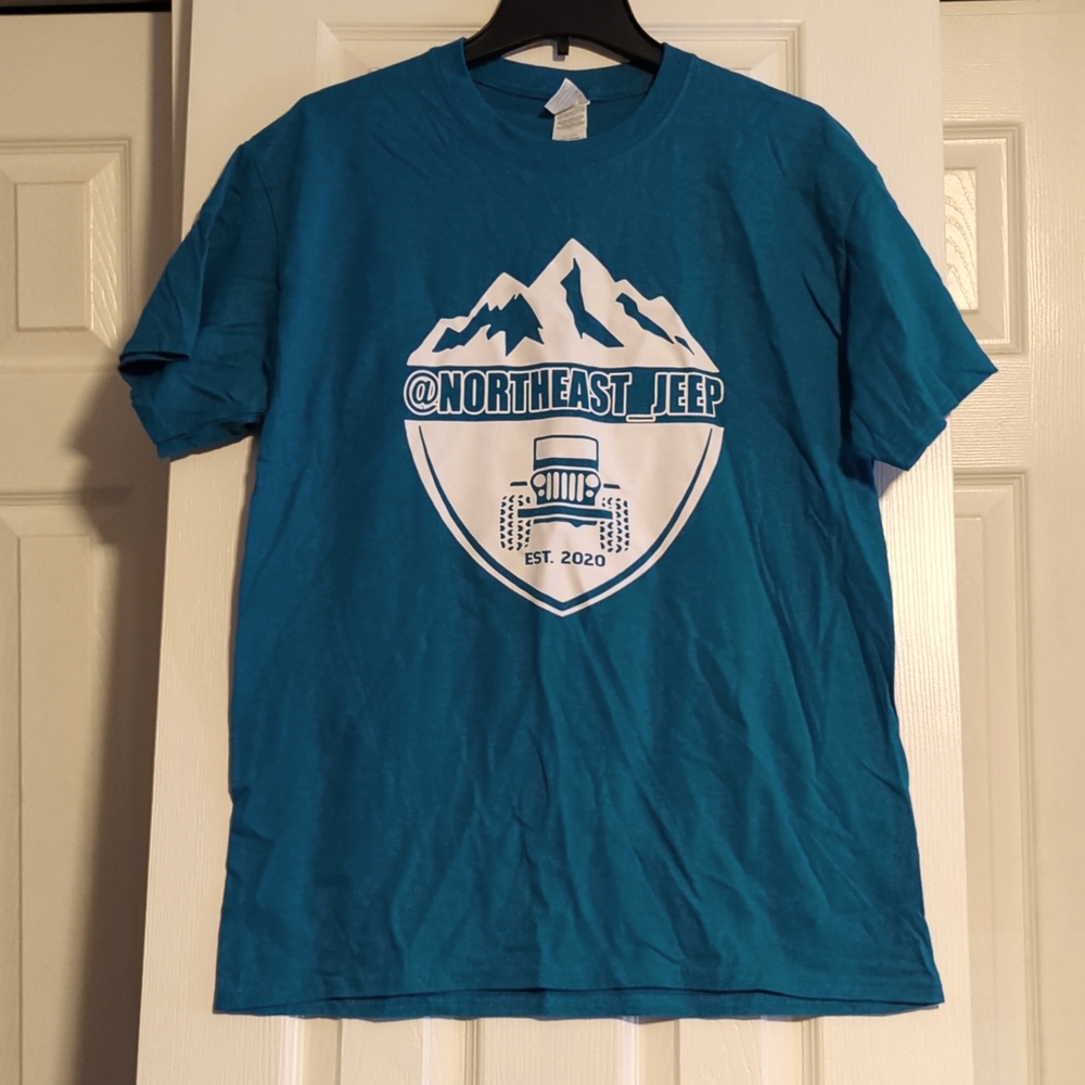 NWOT Screen printed Jeep short sleeve Gildan teal t-shirt